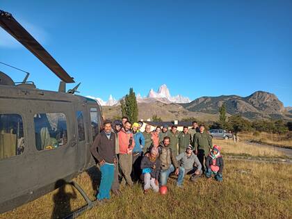 El equipo de la Comisión de Auxilio y del Ejército celebraron el rescate en la montaña