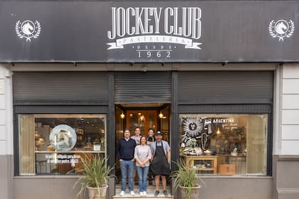 El equipo de la confitería liderado por Natalia Cerezuela.