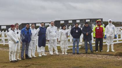 El equipo de la Cruz Roja, en el cementerio de Darwin, en un alto de sus tareas para la identificación de cuerpos