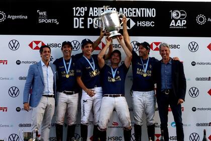 El equipo de La Dolfina junto a Juan Marotta presidente de HSBC y Delfín Uranga, presidente de la Asociación de Polo 