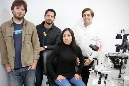 Daniel Salamone junto al equipo de la Facultad de Agronomía de la UBA en el que trabajó en la clonación de especies en peligro de extinción, conformado por Adrián De Stéfano, Matteo Duque, Minerva Yauri Felipe