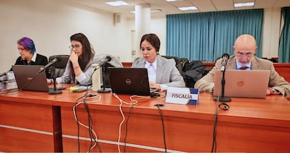 El equipo de la fiscalía que formuló los cargos.