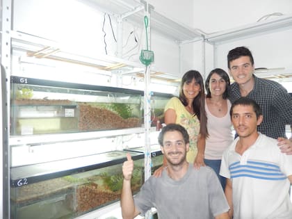 El equipo de la Fundación Somuncura en el laboratorio