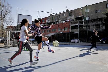 El equipo de la organización Hecho Club Social de la villa La Cava, con 15 jugadoras
