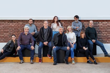 El equipo de la primera temporada de El Eternauta: Orianna Cárdenas, Claudio Martínez Bel, Ariel Staltari, Bruno Stagnaro (Director), Mora Fisz, Ricardo Darín, Carla Peterson, Andrea Pietra, César Troncoso y Marcelo Subiotto