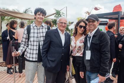 El equipo de la revista rosarina Bio, Arquitectura, Construcción y Diseño, viajaron para la inauguración. Acá, con Ignacio Turin (der.), Jefe de Desarrollo Comercial de Eventos LA NACION.