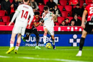 El Sevilla de Matías Almeyda fue increpado por sus hinchas en un aeropuerto tras una nueva derrota
