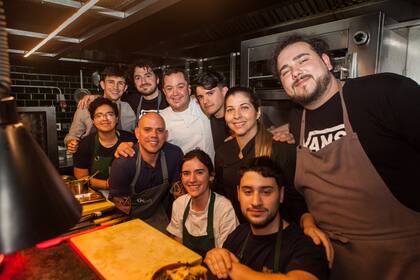 El equipo de Mengano, Alejandro Feraud (Alo’s, en el centro, de delantal blanco), Tomás Treschanski (Trescha, primero adelante, de delantal marrón), Fabricio Lemos y Lisiane Arouca (Origem, a ambos lados de Feraud) y Brigada