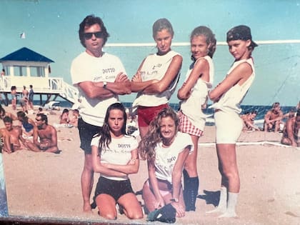 El equipo de Pablo Merlo, de John L. Cook: Dolores Barreiro, Marina Marré, Moira Gough, Florencia Ortiz (que después se dedicó a la actuación) y Roxana Zarecki, en la Dotto Beach de Laguna Garzón