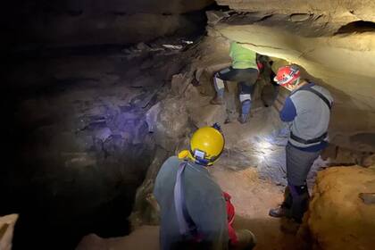 El equipo de paleontólogos sumergido en las profundidades de Mammoth Cave
