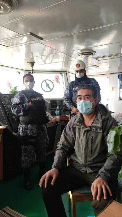 El equipo de Prefectura inspecciona el buque chino