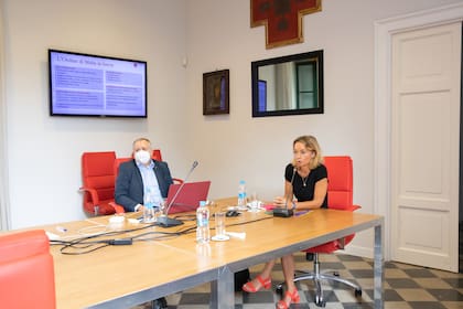 El equipo de prensa de la Orden de Malta, Eugenio Ajroldi di Robbiate y Marianna Balfour, durante la visita exclusiva de corresponsales extranjeros