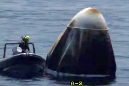 El equipo de recuperación llega a donde amerizó Crew Dragon