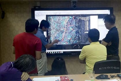 El equipo de rescate analiza la topografía de las cuevas de Tailandia