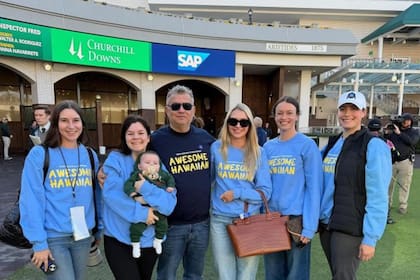 El equipo de Resolute Racing, con las remeras con el nombre del caballo recuperado; las ganancias las destinan a sostener la organización para la ayuda de ejemplares en peligro