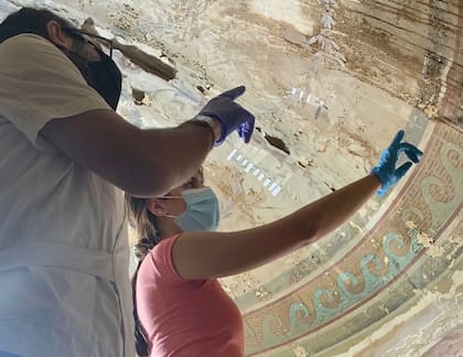El equipo de restauradores del MNAD trabaja en los frescos de la cúpula.