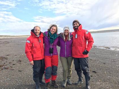 El equipo de Rewilding en Patagonia Azul: Matías Di Martino, Diana, Sofía Heinonen y Lucas Beltramino.