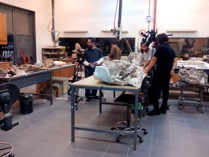 El equipo de rodaje en el Museo Egidio Feruglio, en Trelew