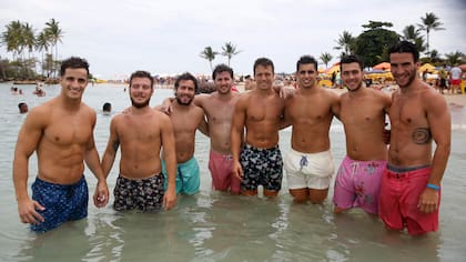 El equipo de rugby del Club San Luis de La Plata no duda en su elección: todos con short de baño