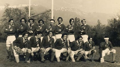El equipo de rugby Old Christians en Chile, delante de los Andes, el año anterior al accidente