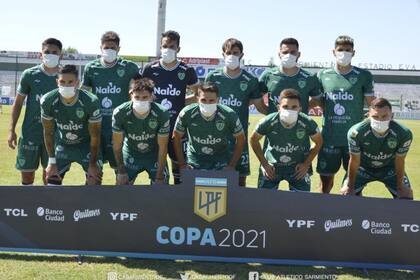 El equipo de Sarmiento, diezmado por 13 casos positivos de Coronavirus y obligado a jugar igual, posó con barbijos