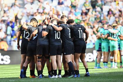 El equipo de seven de New Zealand aplastó a Escocia y será el rival de los Pumas 7s en los cuartos de final, en Ciudad del Cabo 