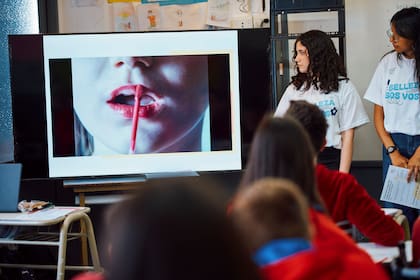 El equipo de Unilever brinda talleres en escuelas secundarias de todo el país para dar herramientas que le sirvan de apoyo y contención a los adolescentes frente a la problemática.
