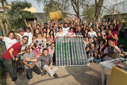 El equipo de voluntarios de Sumando Energías, junto a familias de La Tablita
