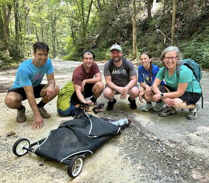 El equipo de voluntarios que rescató a la perra del bosque.