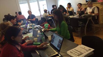 El equipo de voluntarios trabajando en el Centro de Atención Ciudadana de la Red Ser Fiscal