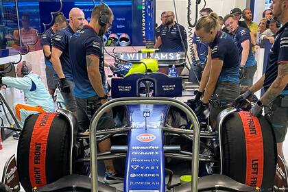 El equipo de Williams trabaja en el auto de Colapinto, en Singapur