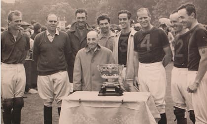 El equipo de Windsor, ganador de la Copa de Oro: Gonzalo Tanoira (3) y el príncipe Felipe (4), más Patrick Beresford y el marqués de Waterford; del otro lado, sus rivales