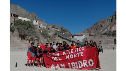 El equipo del Club Atlético Independiente del Norte, de San Isidro, campeon de veteranos, posa para LN