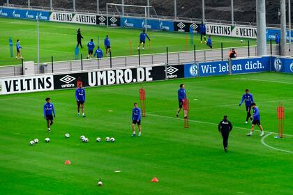 Al igual que en la Bundesliga, el protocolo preliminar de la AFA y la Liga Profesional habla de prácticas con distanciamiento social y no más de seis futbolistas en la cancha.