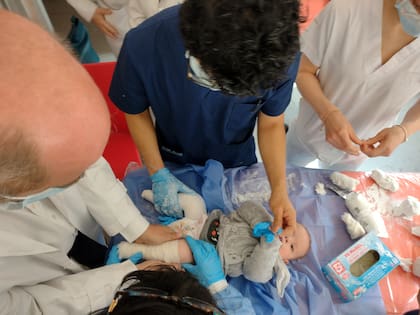El equipo del consultorio de pie bot del Hospital Elizalde coloca el séptimo yeso de corrección en Bruno, un bebé de seis meses