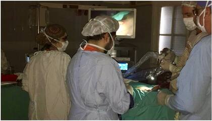 El equipo del hospital Pirovano, en plena cirugía