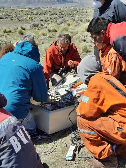 El equipo del INPRES, Defensa Civil y Ambiente de la provincia durante la instalación de un sismógrafo