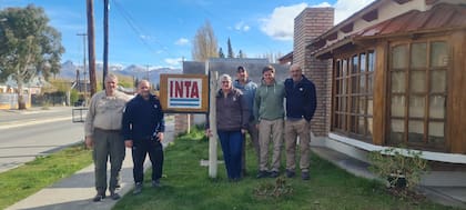 El equipo del INTA que desarrolló BeTO, en la sede de la Agencia de Los Antiguos, Santa Cruz