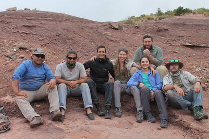 El equipo del Laboratorio y Museo de Dinosaurios, Facultad de Ciencias exactas y Naturales, Universidad nacional de Cuyo, Mendoza.