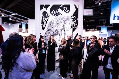 El equipo del Moderno con la obra "Hospital de día", de Florencia Rodríguez Giles, una de las quince compradas por el museo en arteba