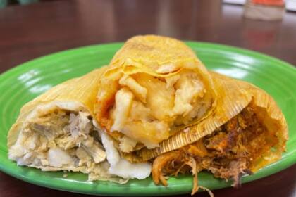 el equipo del restaurante dedica especial atención a los rellenos. Foto: @donamariatamales