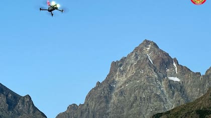 El equipo del Servicio de Socorro Alpino de Piemonte utilizó drones para tomar miles de fotos de las laderas de la montaña que luego analizó con IA.