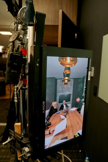 El equipo detrás de cámara observa atentamente lo que se está grabando. A diferencia de las producciones tradicionales, los monitores que se usan son en formato vertical