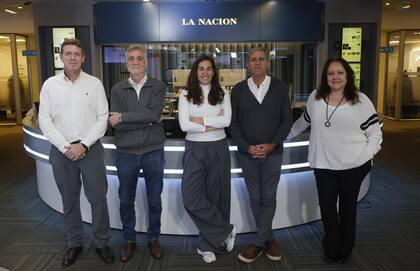 El equipo directivo de la Maestría en Periodismo LN/UTDT: Gastón Roitberg, Héctor Guyot, Camila Perochena, Carlos Reymundo Roberts y Graciela Guadalupe