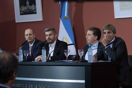 El equipo ecómico: el jefe de Gabinete Marcos Peña, los ministros Nicolás Dujovne y Luis Caputo junto al presidente del Banco Central Federico Sturzenegger