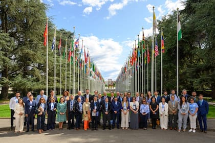 El equipo en la graduación en Ginebra, junto a los demás países de la región