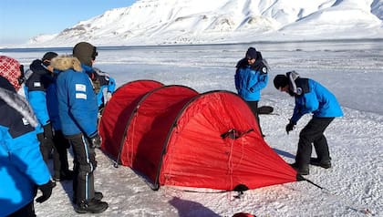 El equipo ensaya el acampe sobre el hielo de Longyearbyen, en el archipiélago de Svalbard