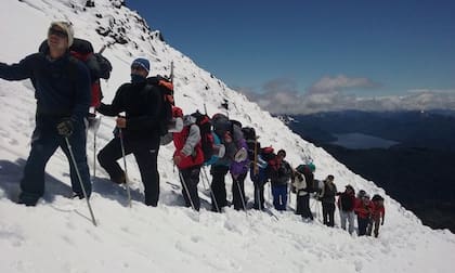 El equipo escalando el volcán Lanin