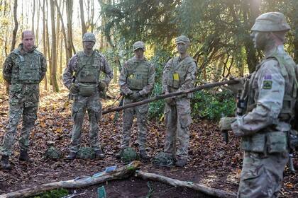 El equipo escuchando las instrucciones y tácticas para realizar el asalto.