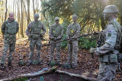 El equipo escuchando las instrucciones y tácticas para realizar el asalto. 